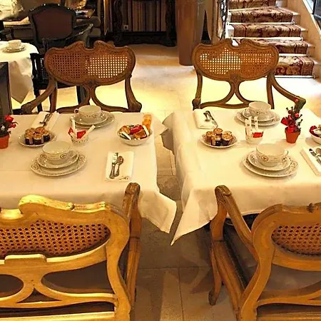 Du Romancier Otel