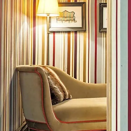 Du Romancier Otel 3*